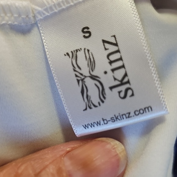 B SKINZ Blue/Red Floral Mini Skort. Huge Pockets. Small - Picture 4 of 8